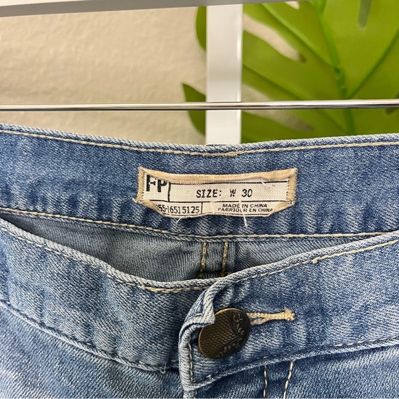 ✨ Free People Light Wash Relaxed Distressed Straight Leg Denim Jeans Sz W30 - Picture 3 of 10
